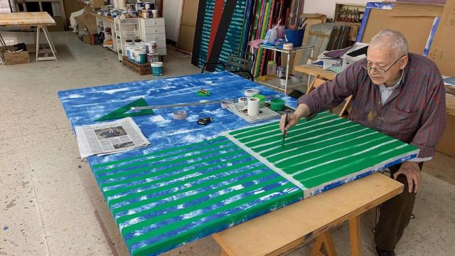 El fallecido Gerardo Olivares, trabajando en una de sus obras.