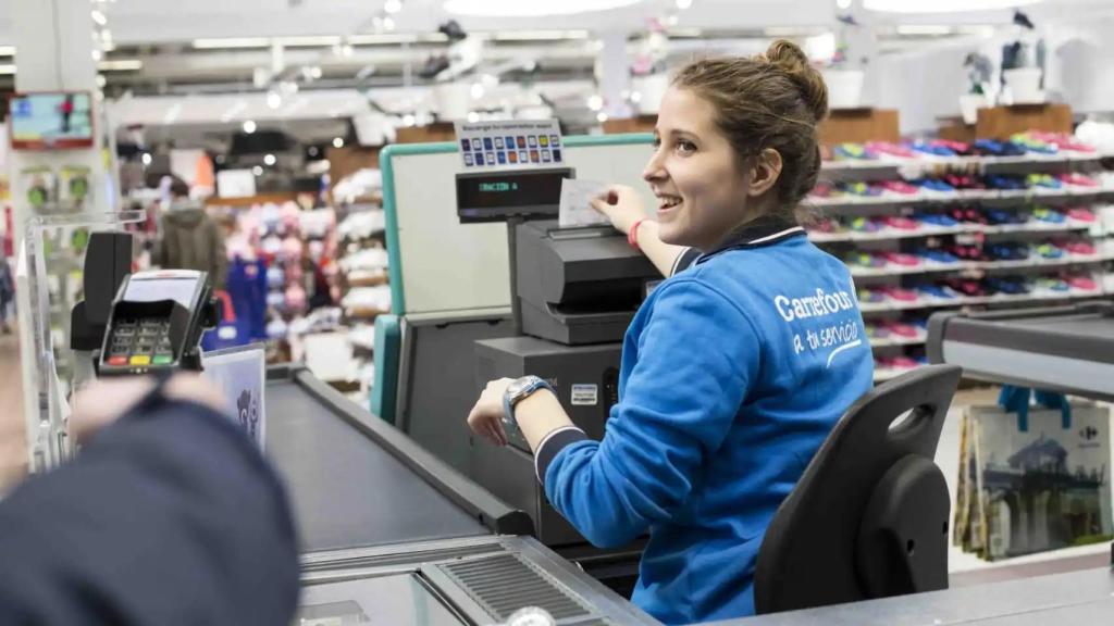 Una cajera de Carrefour durante una jornada laboral.