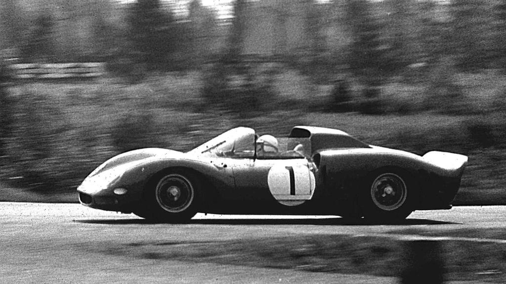 John Surtees al volante de un Ferrari 330P2 en 1965