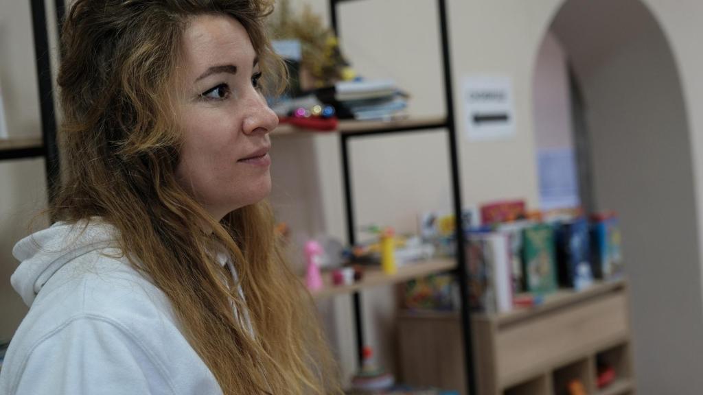 Irina se acaba de sacar el curso de instructora para riesgos relacionados con objetos explosivos, y ahora enseña a los niños de Sviatorhirsk a prevenir accidentes con minas antipersona