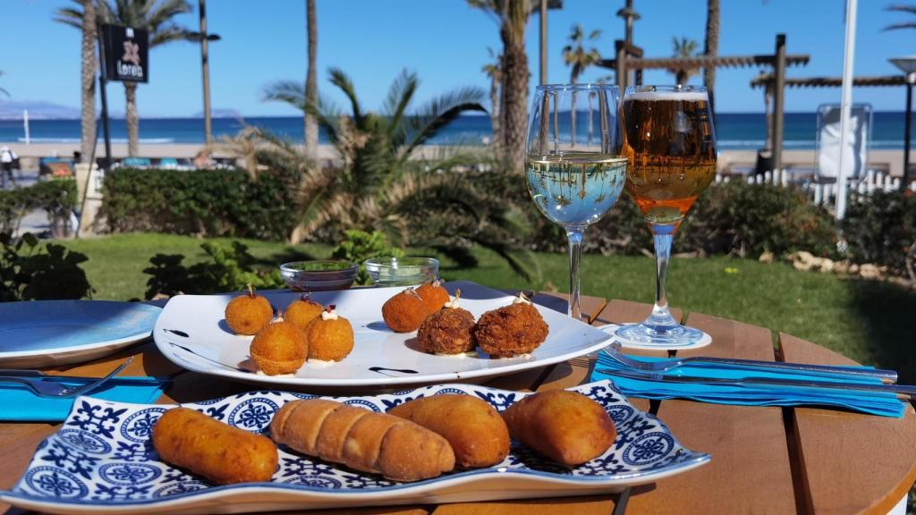 Una selección de las tapas de Anva en la Playa de San Juan de Alicante.
