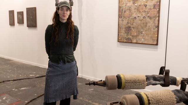 Mónica Mays con la obra ganadora del Premio illy SustainArt, en el stand de la galería Blue Velvet