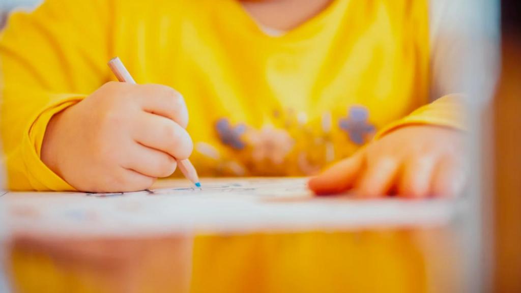 Un niño dibujando