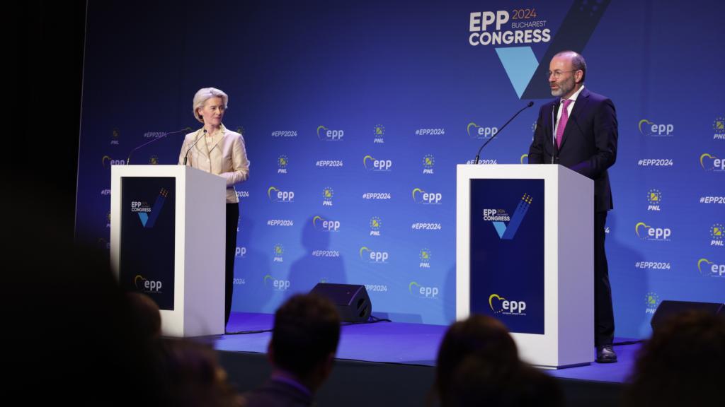 Ursula von der Leyen da la palabra a Manfred Weber, presidente del PPE, en la rueda de prensa final del congreso de Bucarest.