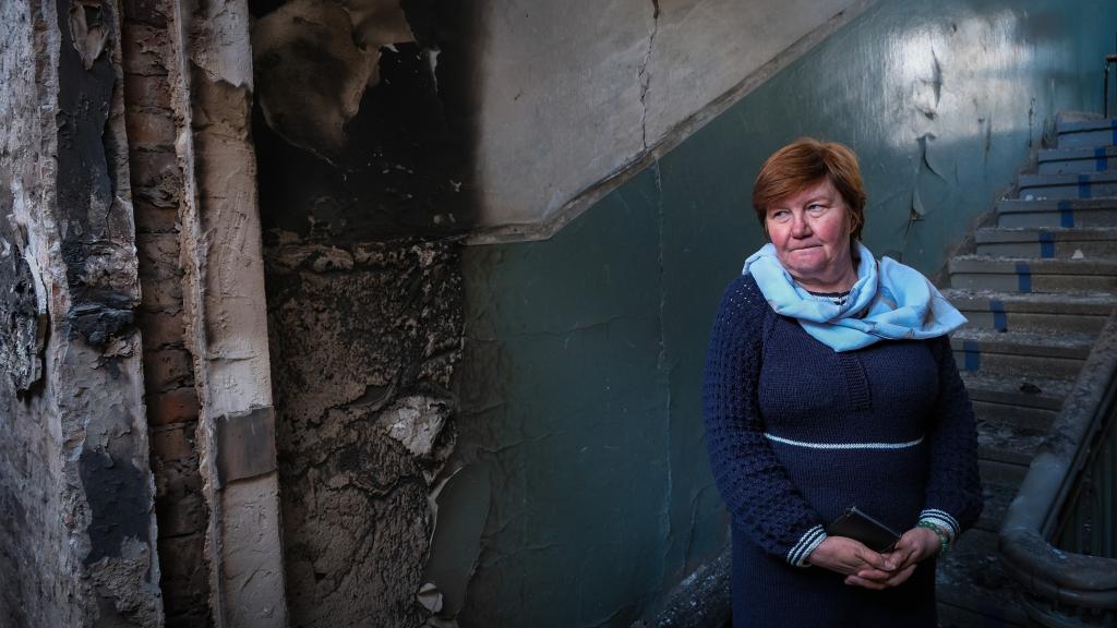Tatiana, que ha trabajado toda su vida como cocinera en una escuela de Kupyansk, observa destrozada cómo ha quedado el edificio de su colegio tras la ocupación rusa