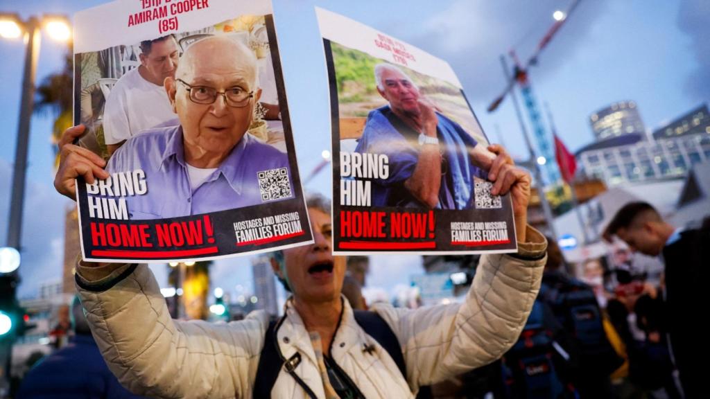 Manifestantes protestan en Tel Aviv para reclamar la vuelta de los rehenes secuestrados por Hamás.