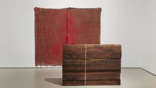 Una obra pictórica Lúcido 2, (2024) Óleo sobre lino y grapas junto a la escultura Brecha 1, (2024) Iroko, lino, grapas y aceite