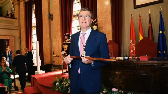 El popular José Ballesta, en junio, mostrando el bastón de mando de la alcaldía de Murcia.