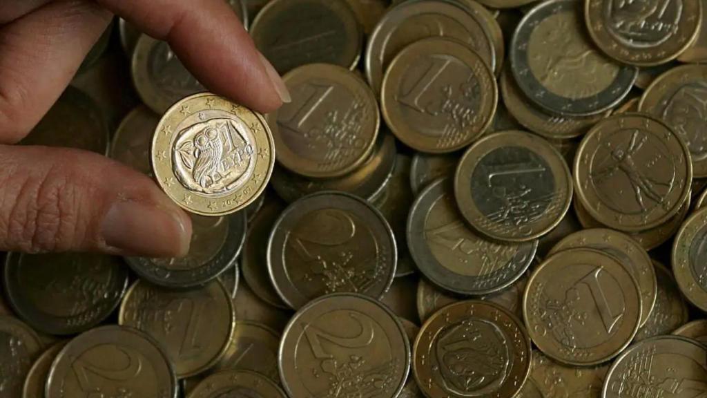 Monedas de euro en un depósito