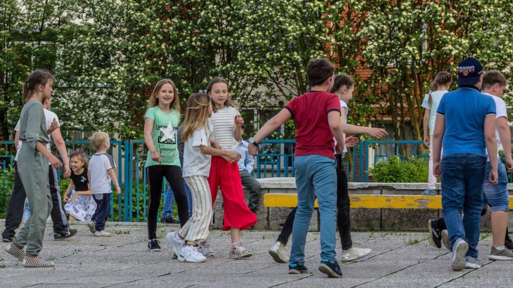 Niños en un patio de colegio en una imagen de archivo.
