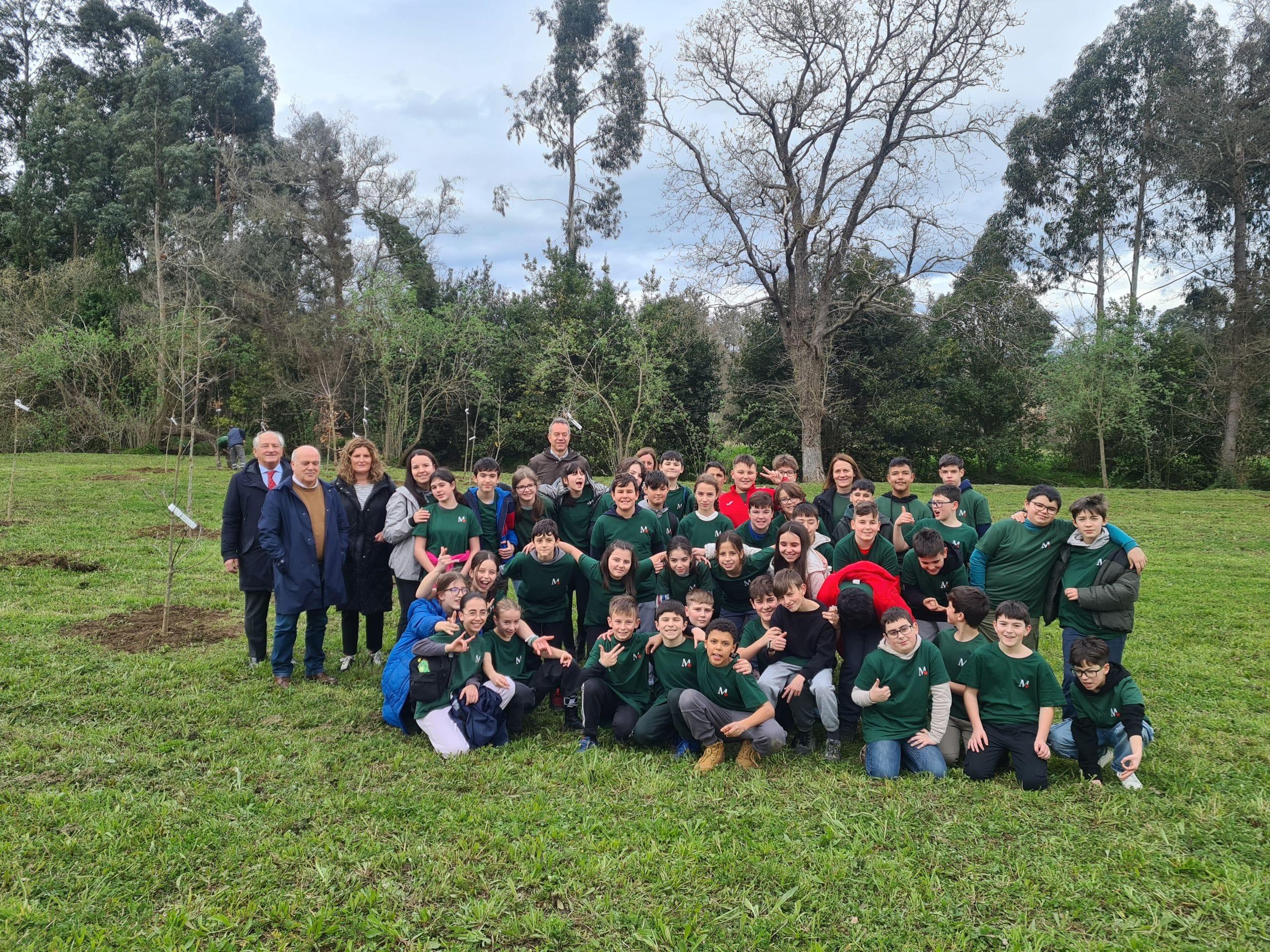 Los escolares plantaron hasta 40 robles.                                                                           Fuente: Concello de Narón