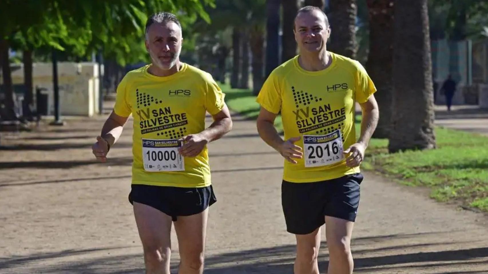 Ángel Víctor Torres con un amigo en la San Silvestre de Las Palmas de Gran Canaria.