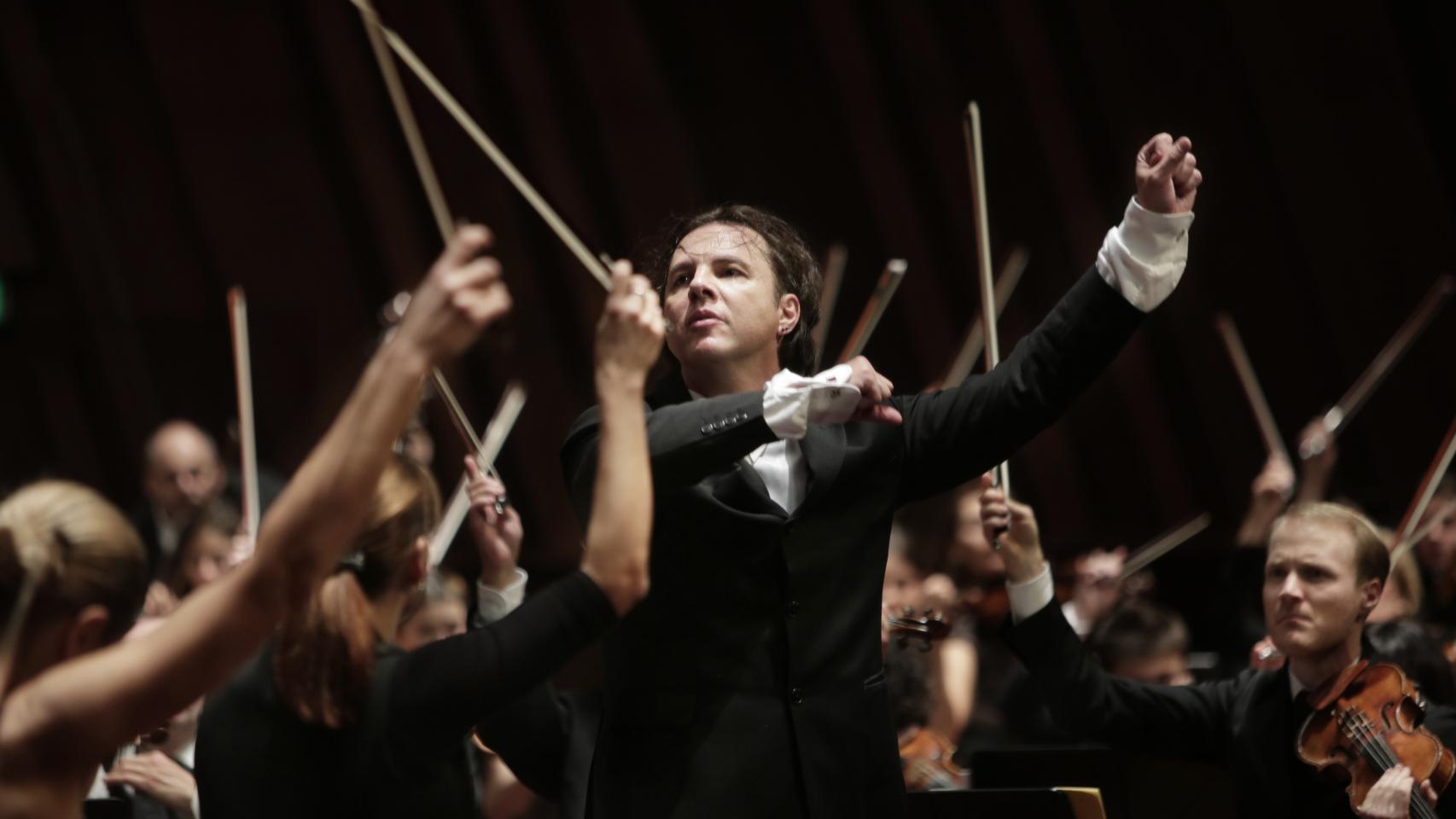 Teodor Currentzis durante un concierto. Foto: Sébastien Grébille