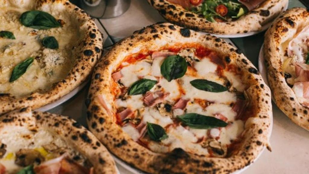 Imagen de archivo de varias pizzas.