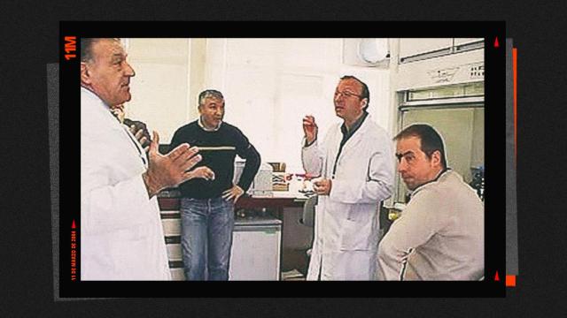 Los peritos, en plena discusión tras encontrar dinitrotolueno en una de la muestras.