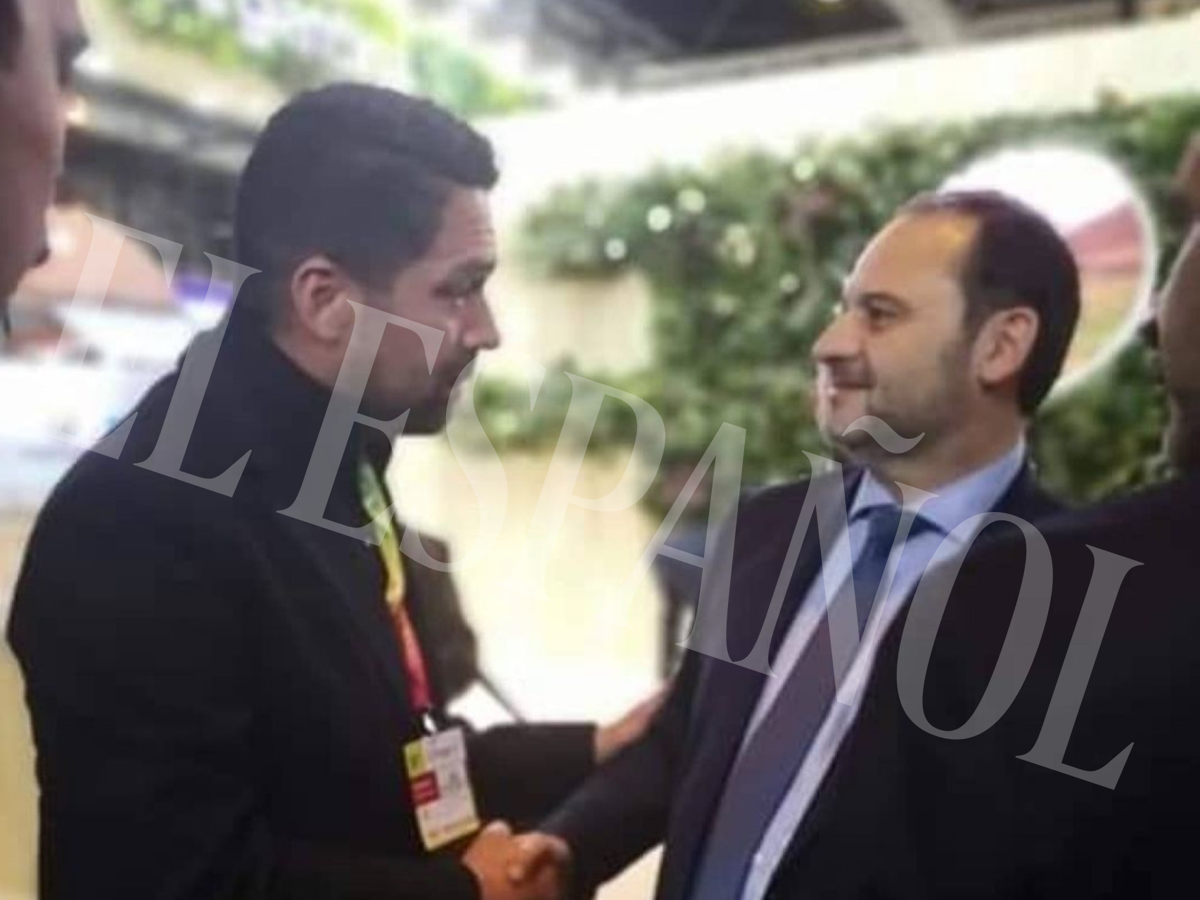 José Luis Ábalos saluda en 2020, cuando era ministro, a 'El Venezolano' durante la feria Fitur de ese año.