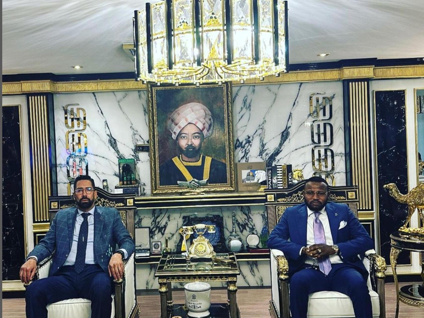 Jorge Brizuela, con el sultán de Darfur, Ahmed Husein Ali Dinar.