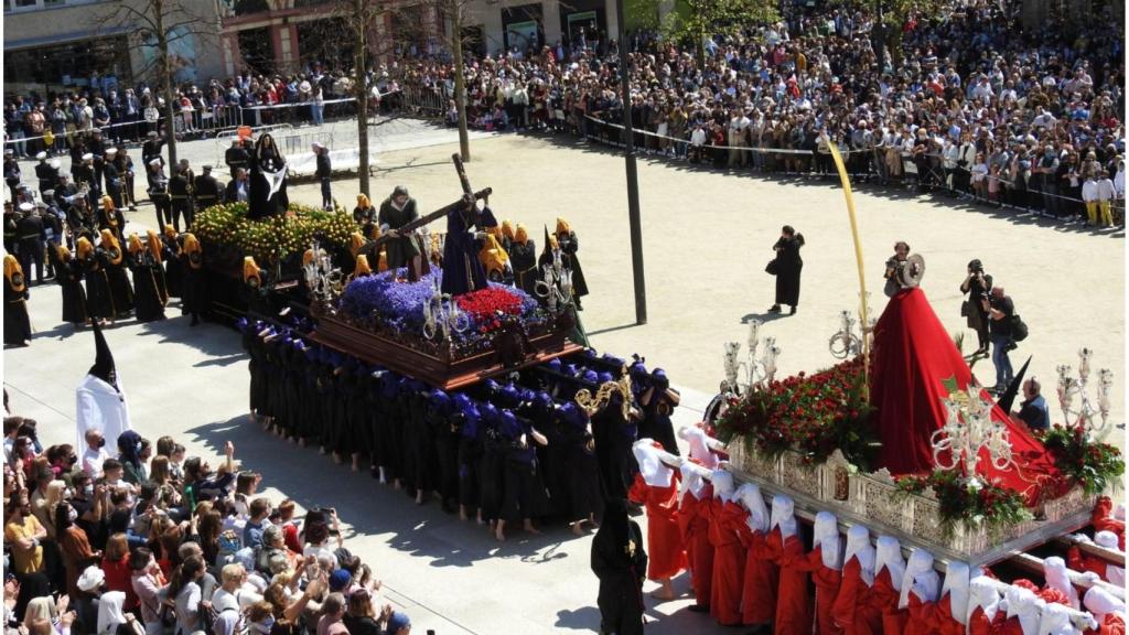 Procesión del Santo Encuentro en la plaza de Armas