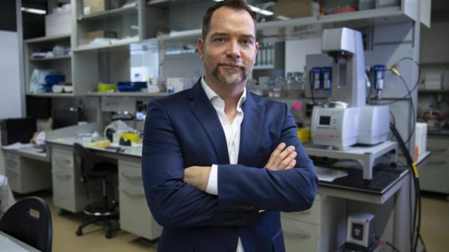 Samuel Sánchez en su laboratorio en el Instituto de Bioingeniería de Cataluña.
