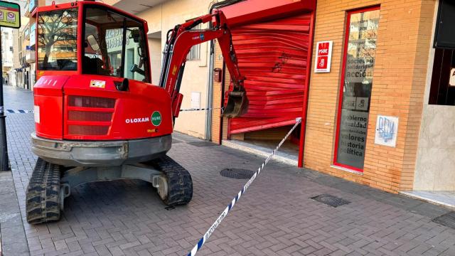 Así ha quedado el exterior de la sede del PSOE de Almendralejo.