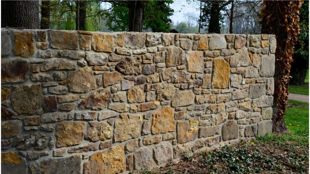 Declarado culpable de allanamiento de morada en Cambre (A Coruña) por saltar el muro de una casa