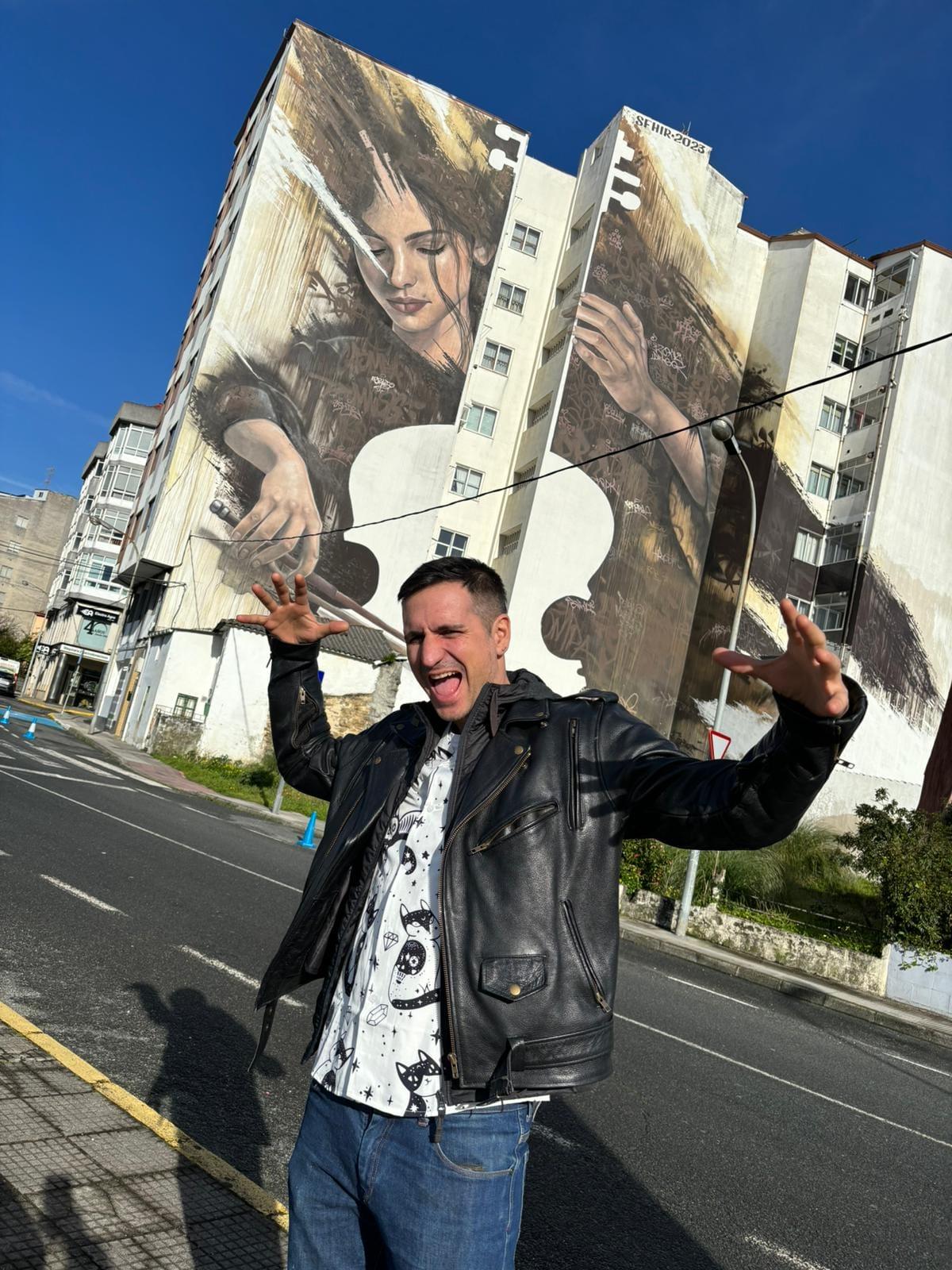 Sfhir esta mañana delante de su obra, en Fene