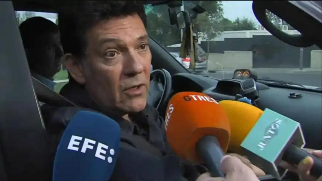 Augusto Algueró atendiendo a la prensa, minutos antes de darle el último adiós a su madre.