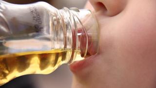 Bebiendo aceite de oliva.