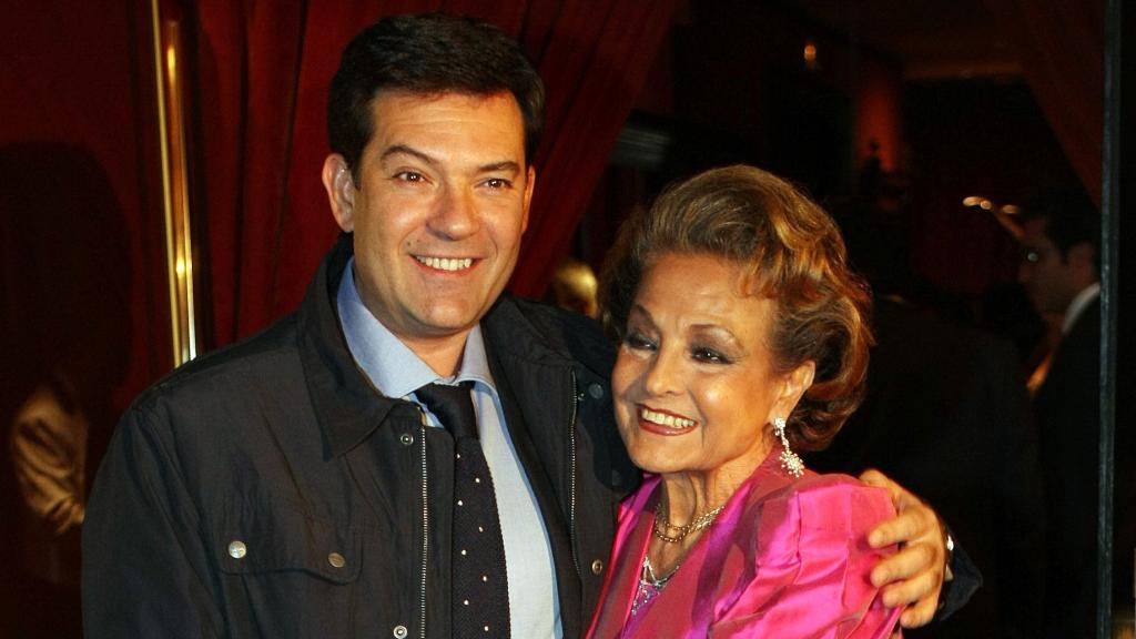 Augusto Algueró, el hijo de Carmen Sevilla, en una fotografía de archivo junto a su querida madre.