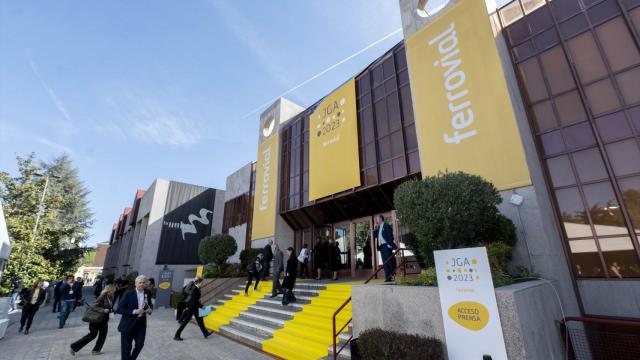 Exterior del auditorio ONCE el día de la junta de accionistas de Ferrovial.