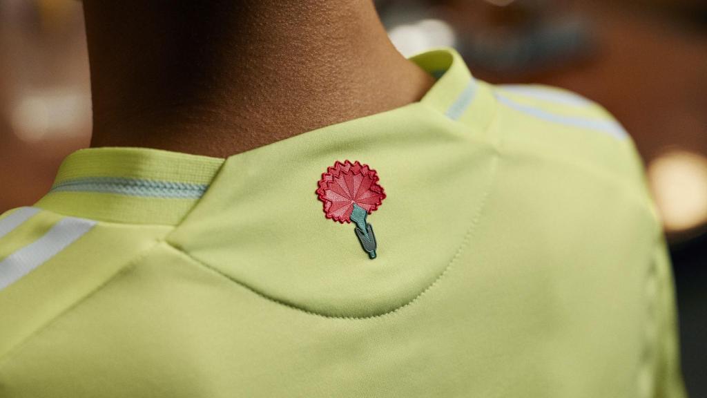 Clavel rojo en el cuello de la segunda equipación de España para la Euro 2024