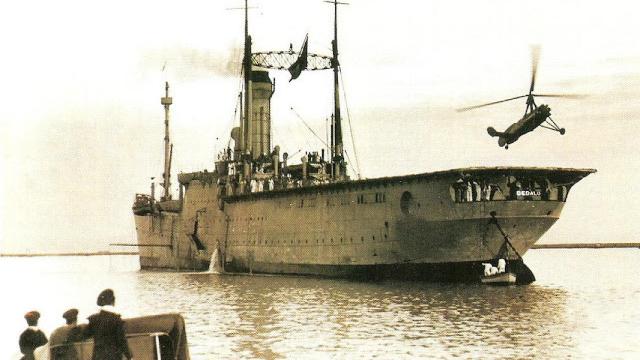 Aterrizaje del autogiro de Juan de la Cierva en la cubierta del Dédalo