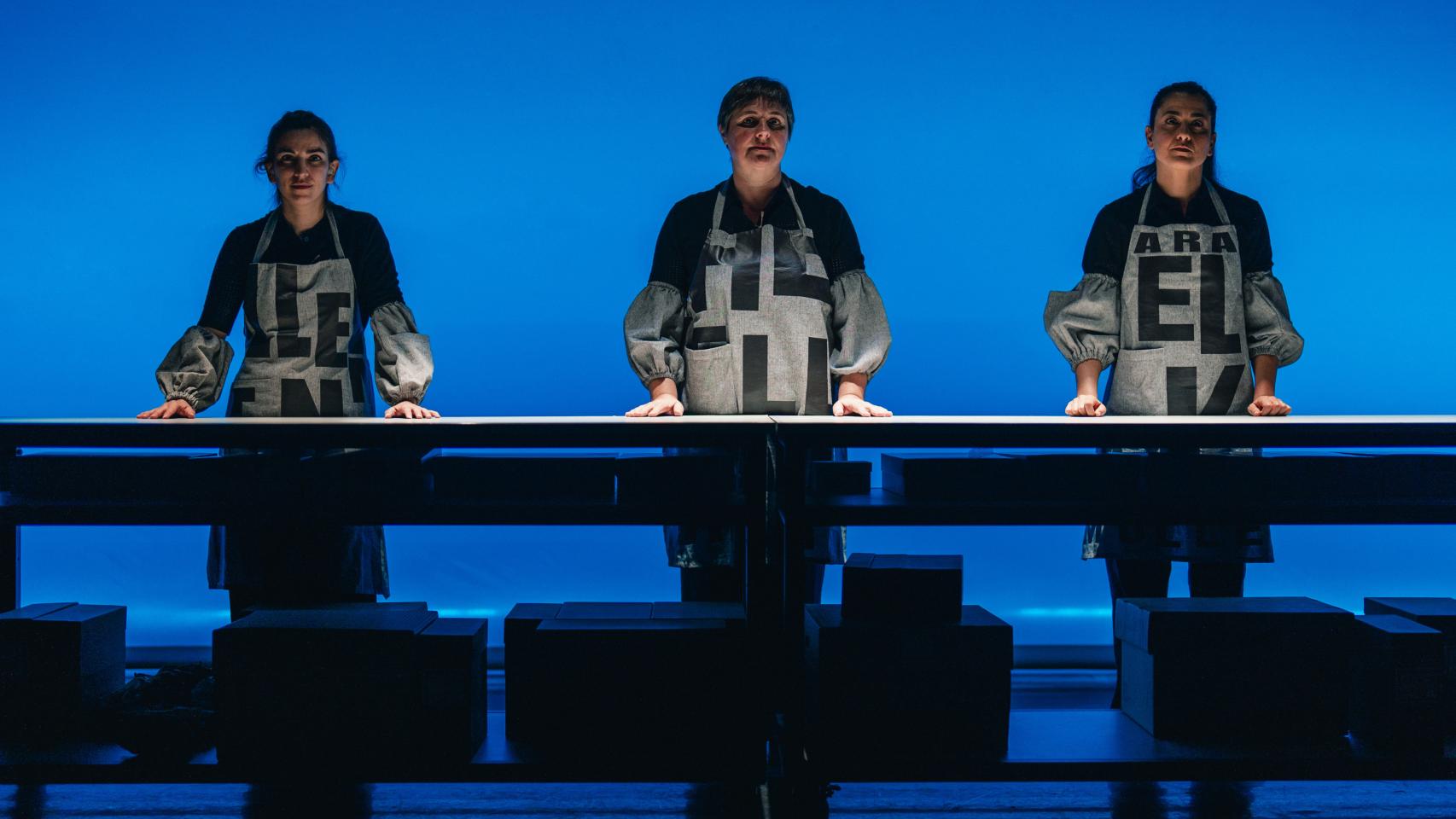 Ángela Ibáñez, Patricia de Lorenzo y Chusa Pérez Vallejo en una escena de 'Helen Keller, ¿la mujer maravilla?'. Foto: Sabela Eiriz