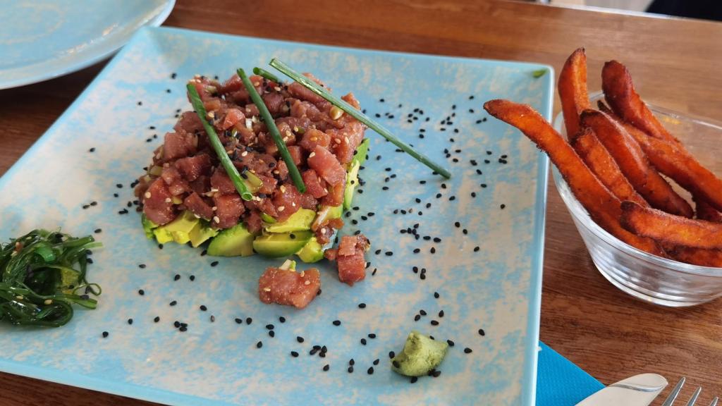 El tartar de atún que preparan en Anva con su acompañante de boniato.