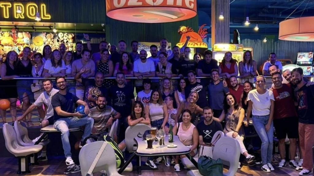 Una de las quedadas de la comunidad 'Adisfrutar' en una bolera de Alicante.