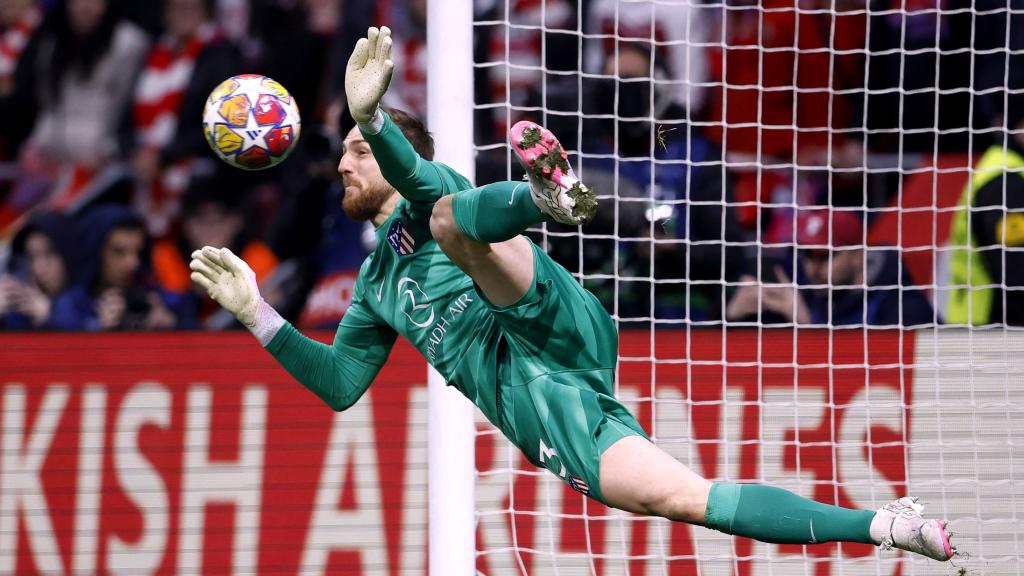 Jan Oblak para uno de los penaltis en la tanda contra el Inter de Milán