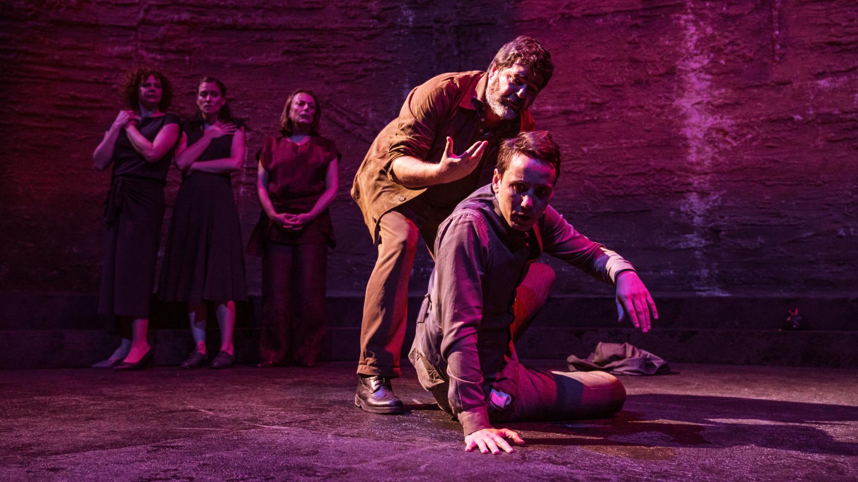 Escena de la versión teatral de 'Tiempo de silencio'. La abadía, 2019. Foto: Sergio Parra.