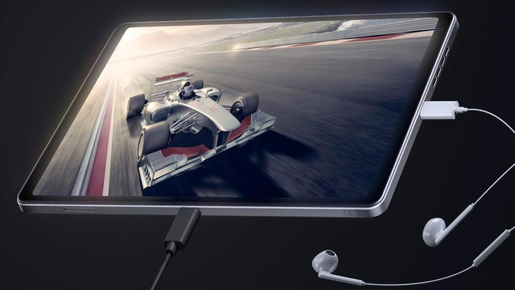 Lenovo Legion Tab cargando y con auriculares