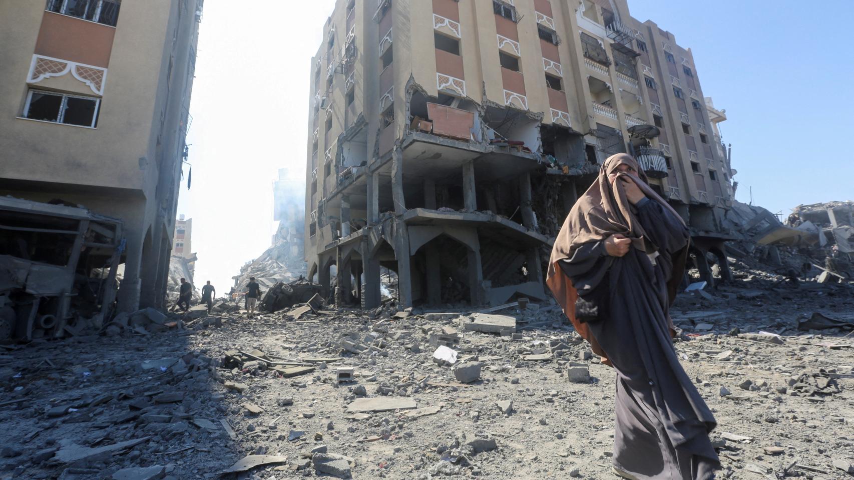 Una mujer frente a las ruinas de varios edificios en Jan Yunis, al sur de Gaza.