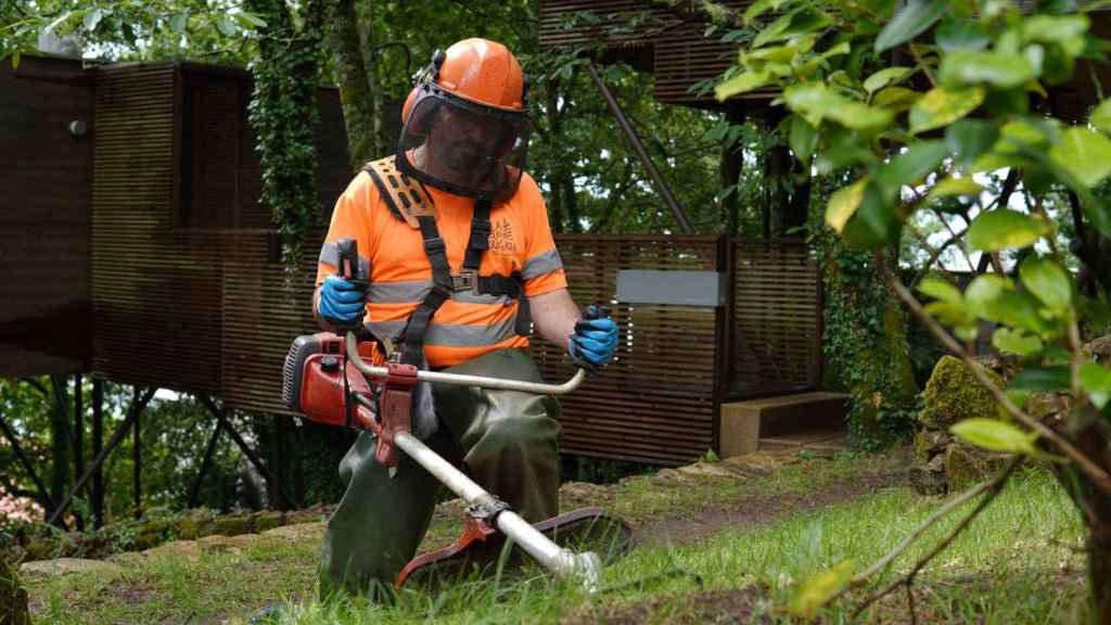 Un usuario de la asociación amicos trabajando en un proyecto de ecobrigadas.
