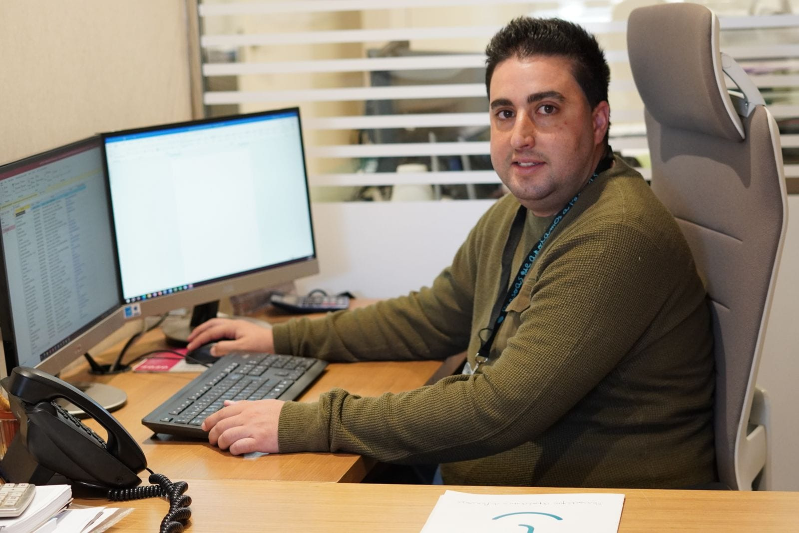 Alex Suarez Artime trabajando en una aseguradora tras realizar una formacion en Amicos. Foto: Cedida