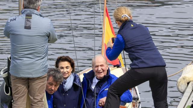 El rey Juan Carlos I y la infanta Elena, este viernes, 15 de marzo, en Sanxenxo.