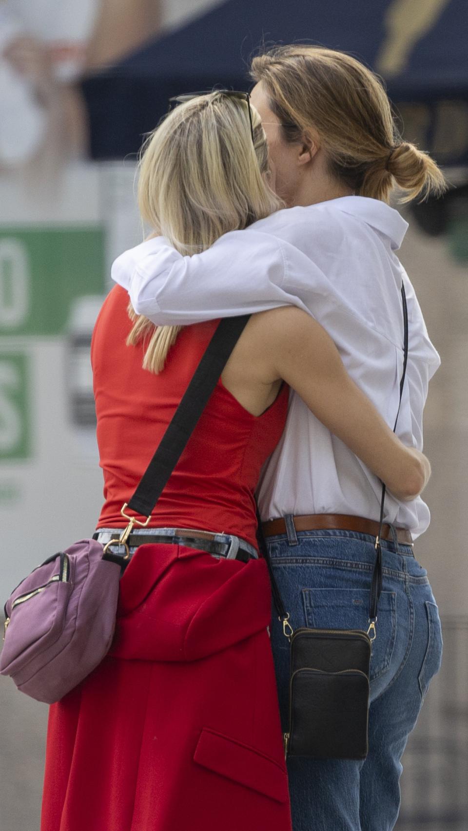 Sandra Barneda y su razón de amor, la bailarina Pascalle Paerel, abrazándose en plena calle.