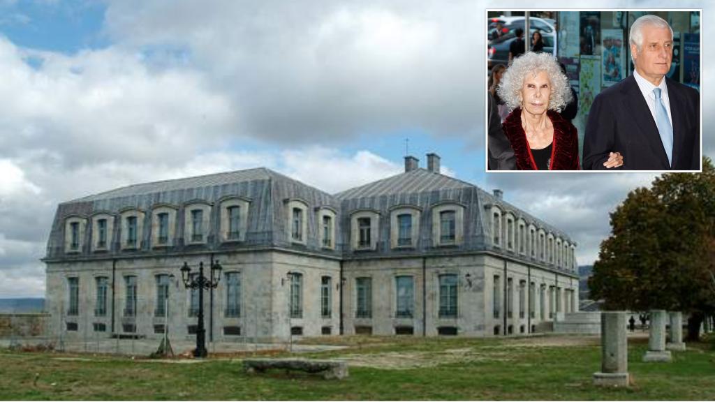El palacio de Piedrahita y Cayetana Fitz-James Stuart junto a su hijo Carlos, actual duque de Alba