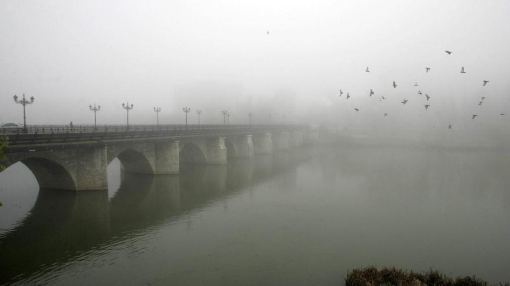 El Puente Mayor, un día de niebla en Valladolid.