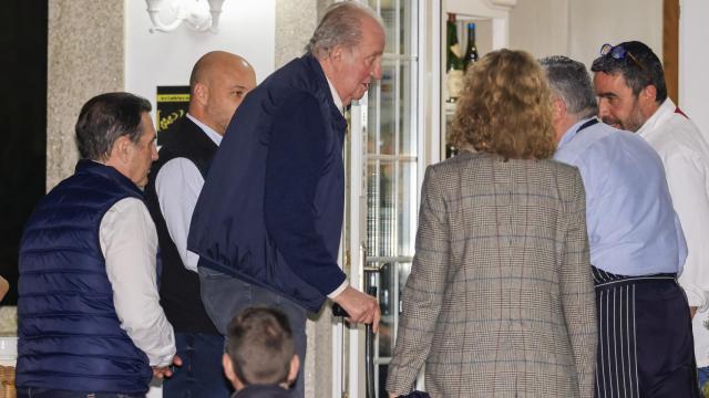 Juan Carlos I junto a su hija, la infanta Elena, llegando al restaurante en Sanxenxo, este viernes 15.