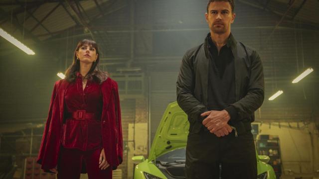 Kaya Scodelario y Theo James en 'The Gentlemen'