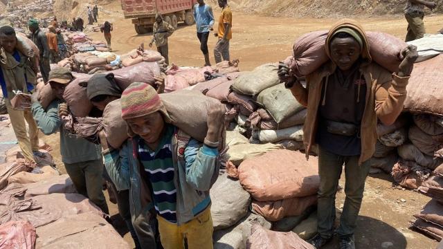 Niños en una mina de cobalto en la República del Congo. Foto: Siddharth Kara