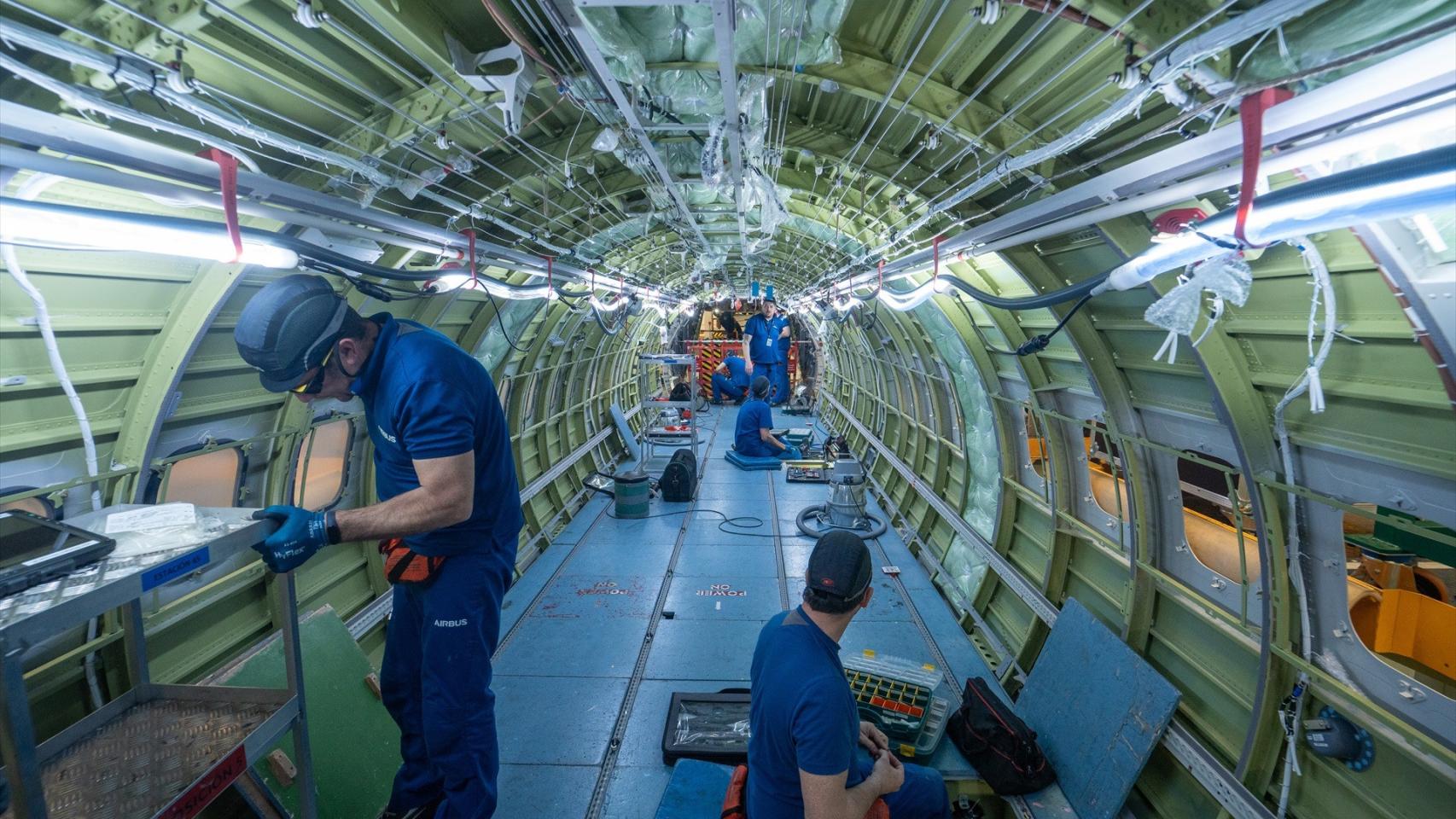 Operarios de Airbus durante la fabricación en la línea de montaje del avión C295, en Sevilla.