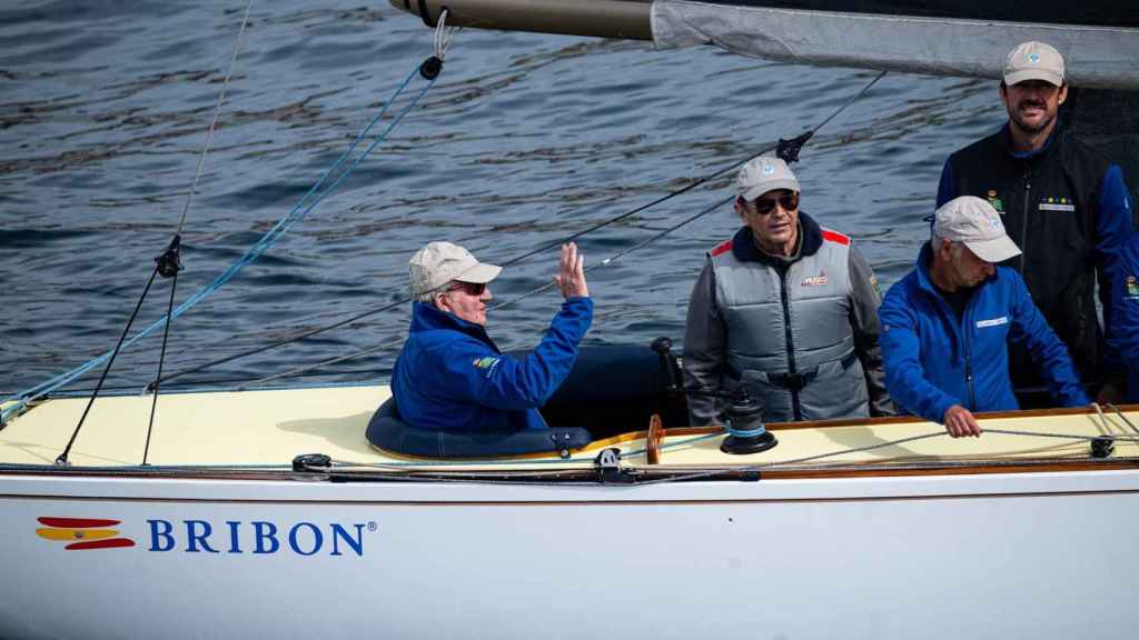 Juan Carlos I navega a bordo del ‘Bribón’ en la ría de Pontvedra,.